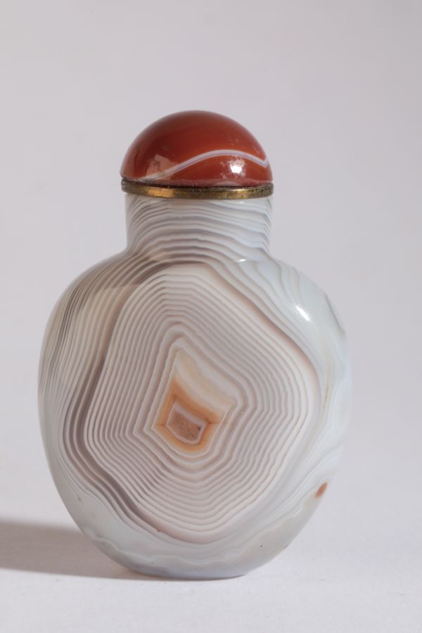 A CHINESE AGATE SNUFF BOTTLE