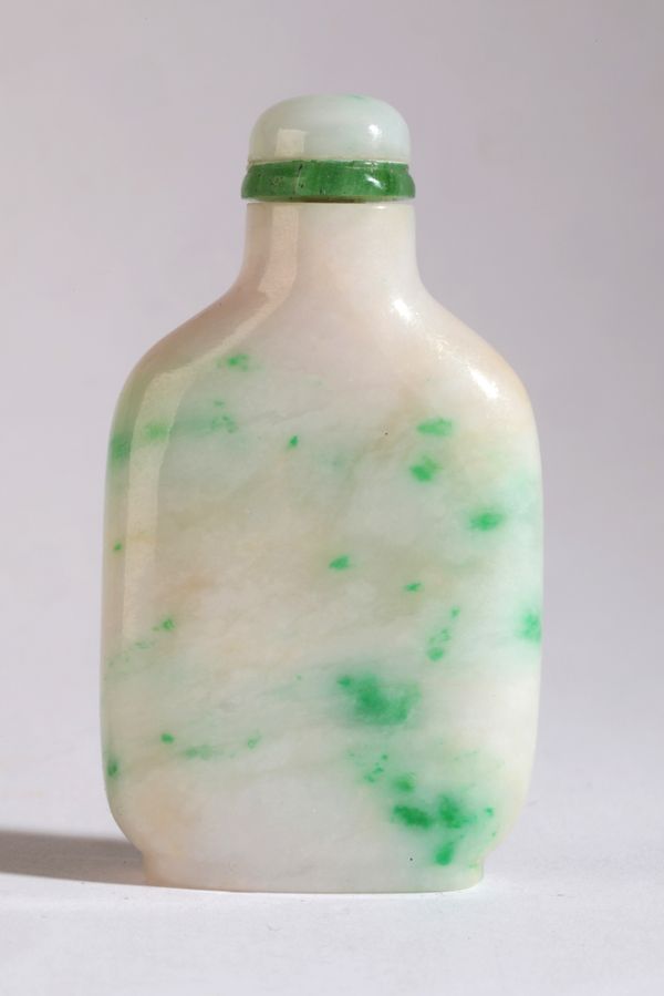 A CHINESE JADEITE 'PINE NEEDLES IN THE SNOW' SNUFF BOTTLE