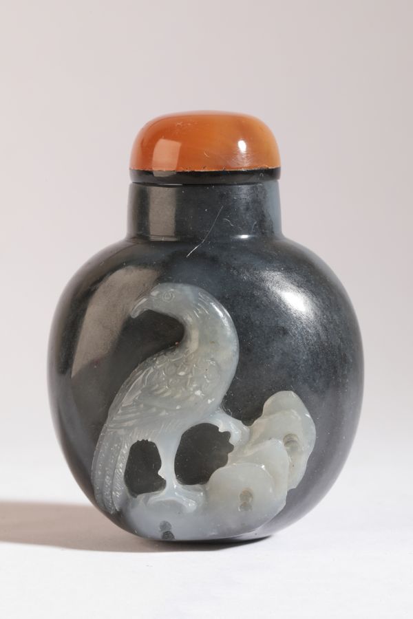 A CHINESE JADE SNUFF BOTTLE