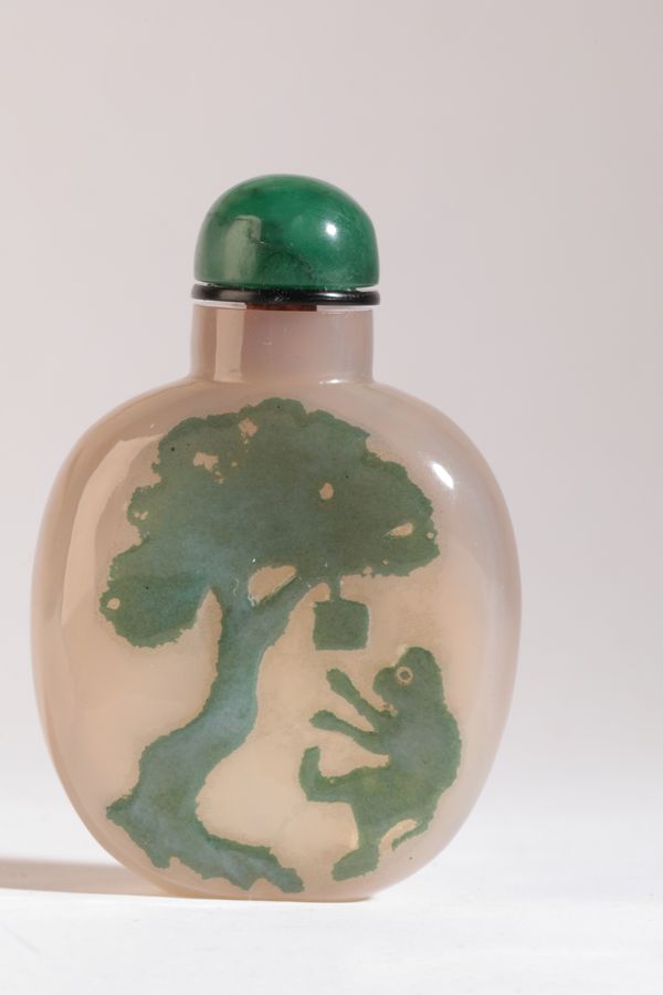 A CHINESE AGATE SNUFF BOTTLE