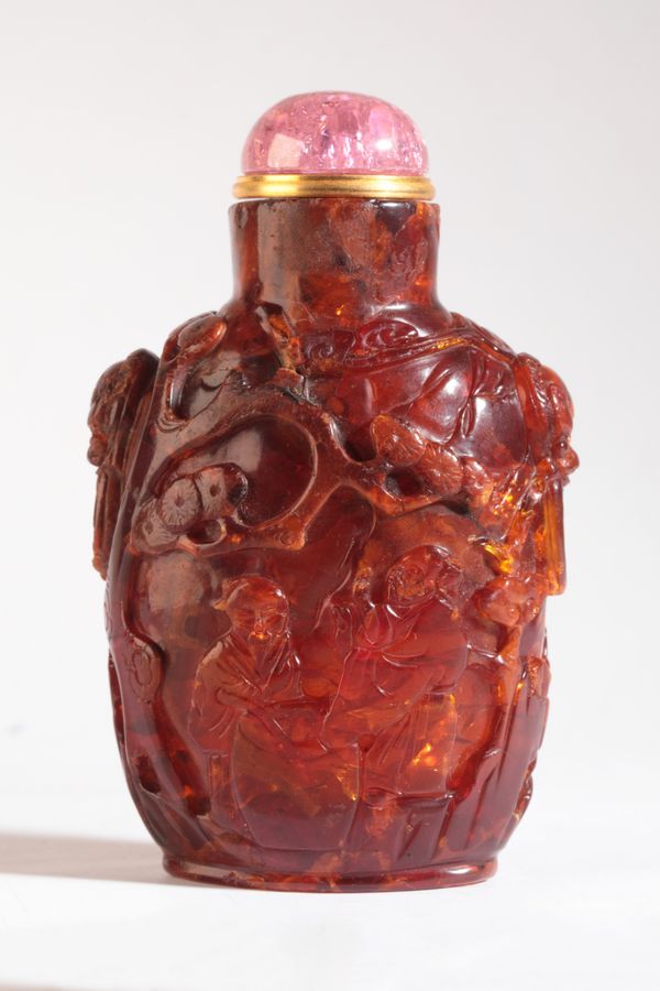 A CHINESE AMBER SNUFF BOTTLE