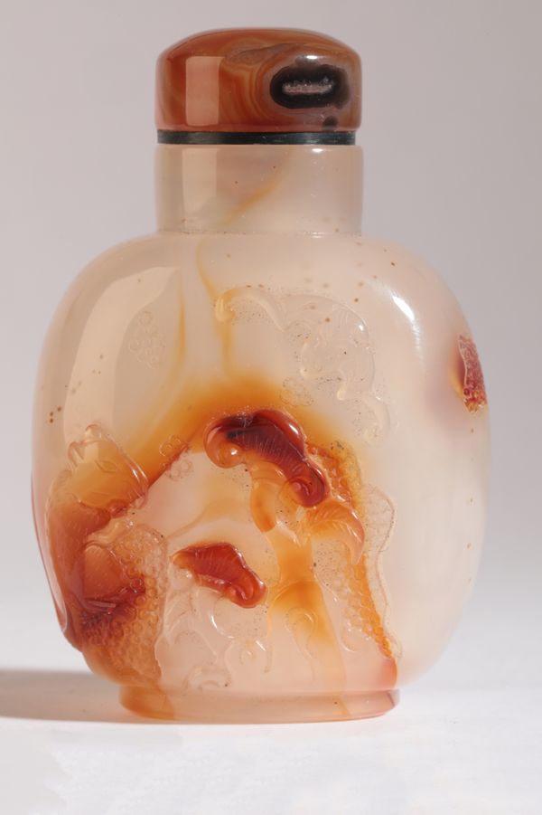 A CHINESE AGATE SNUFF BOTTLE