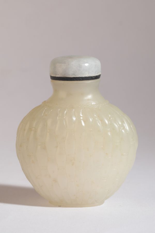 A CHINESE JADE SNUFF BOTTLE