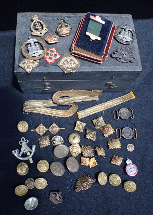 A QUANTITY OF MILITARY BADGES AND BUTTONS