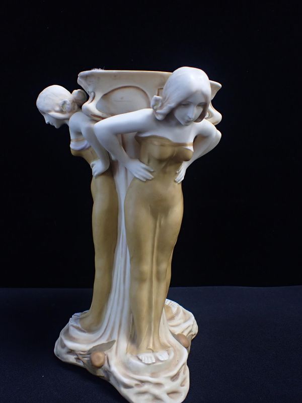 AN AUSTRIAN ART NOUVEAU PORCELAIN STAND