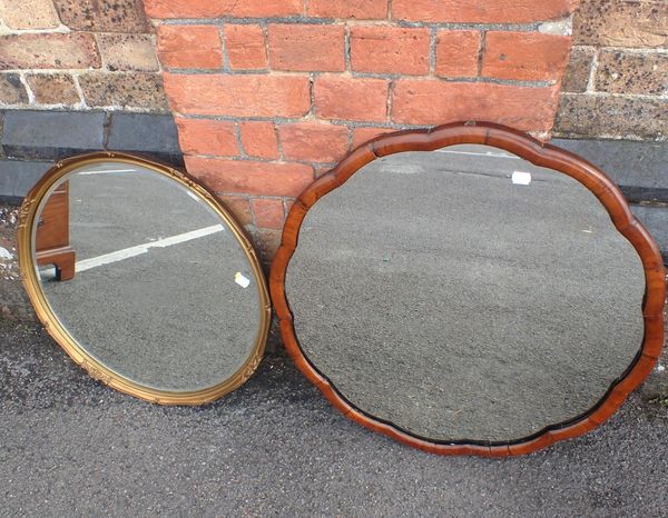 A CIRCULAR GILT FRAMED MIRROR