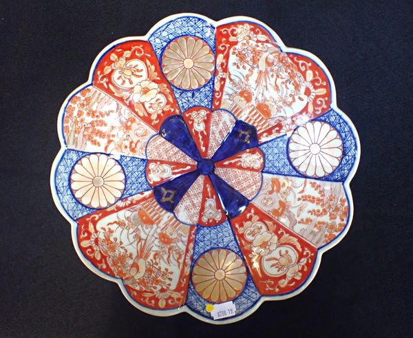 A JAPANESE IMARI DISH WITH LOBED RIM