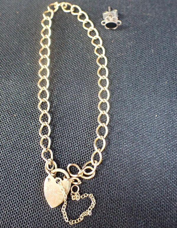 AN ITALIAN 9CT GOLD BRACLET, WITH HEART SHAPE CLASP