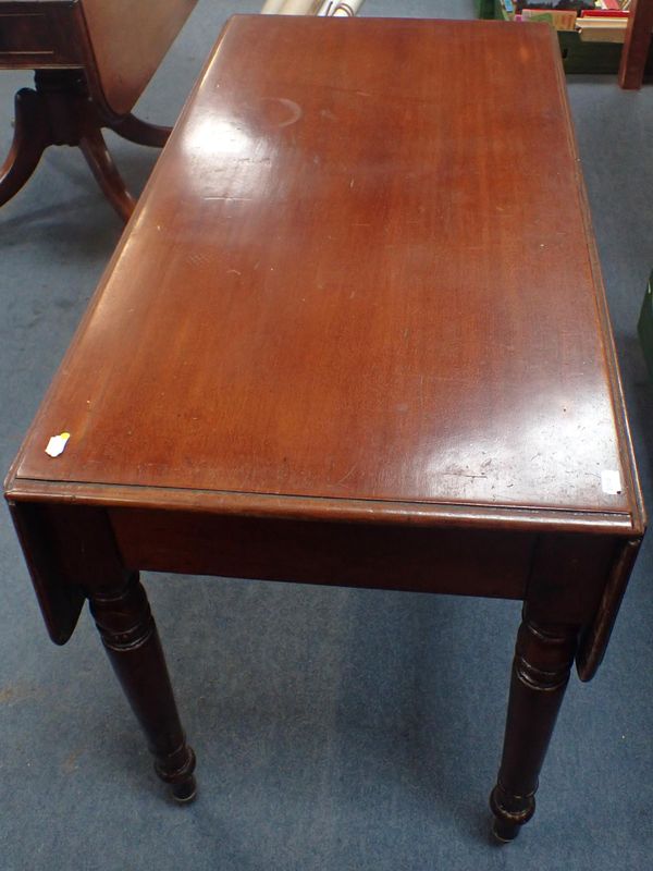 AN EARLY VICTORIAN MAHOGANY PEMBROKE TABLE