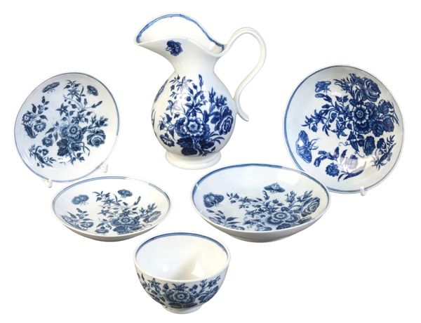 A COLLECTION OF WORCESTER BLUE AND WHITE PORCELAIN ‘GILLIFLOWER’ TEAWARES