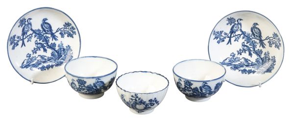 A PAIR OF CAUGHLEY BLUE AND WHITE PORCELAIN ‘BIRDS IN A TREE’ PATTERN TEA BOWLS AND SAUCERS