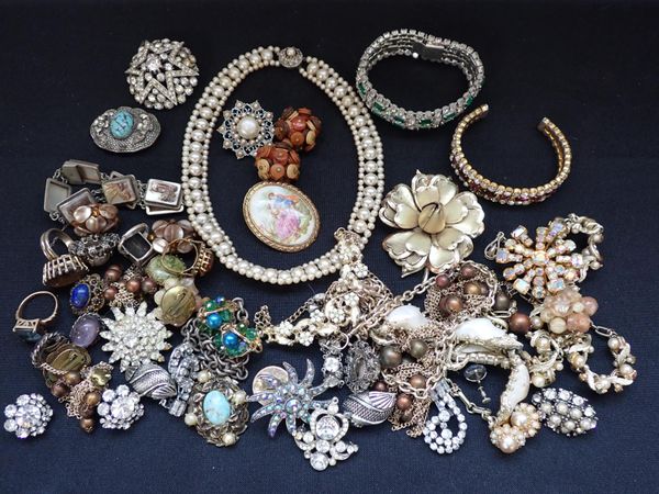 QUANTITY OF COSTUME JEWELLERY