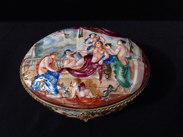 A CAPODIMONTE BOX AND COVER