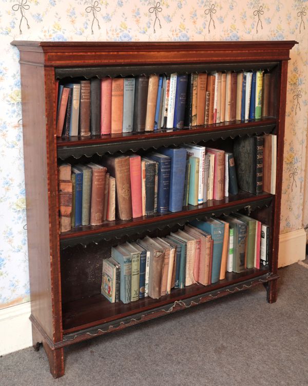 AN EDWARDIAN MAHOGANY AND SATINWOOD CROSSBANDED OPEN BOOKCASE
