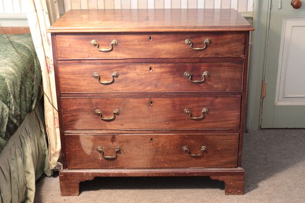 A GEORGE III MAHOGANY CHEST OF DRAWERS