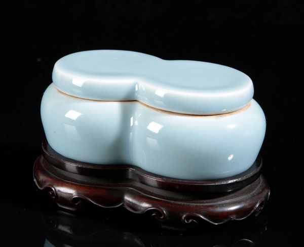 A CHINESE PORCELAIN CELADON BOX AND COVER