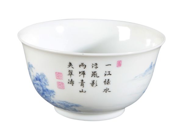 A CHINESE PORCELAIN TEA BOWL