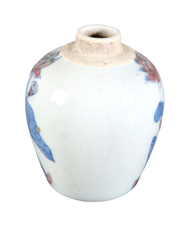 A CHINESE PORCELAIN BLUE, WHITE AND RED JAR