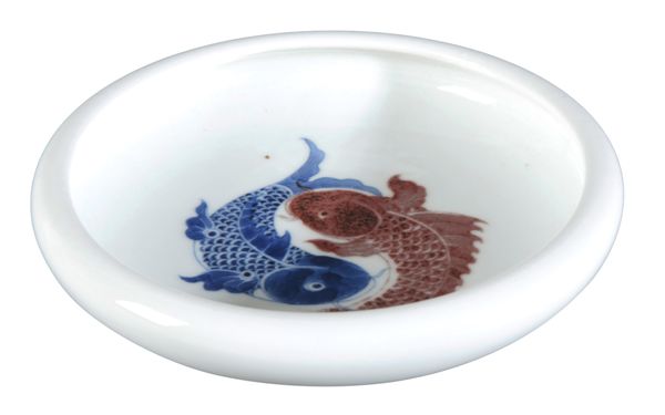 A CHINESE PORCELAIN BLUE, WHITE AND RED SAUCER