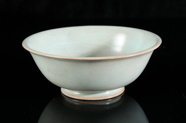 A CHINESE PORCELAIN CELADON GLAZED BOWL