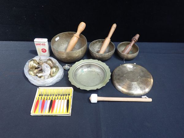 A MIXED COLLECTION OF METALWARE