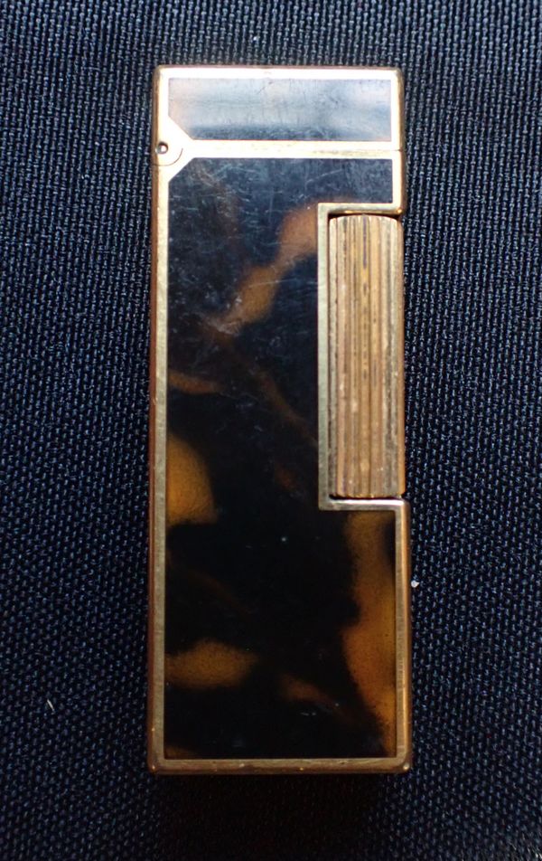 A GOLD-PLATED DUNHILL LIGHTER WITH FAUX TORTOISEHELL LACQUER CASE