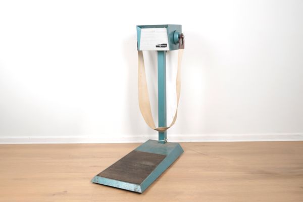 A VINTAGE 'AUTO-MASSEUR' VIBRATING BELT EXERCISE MACHINE