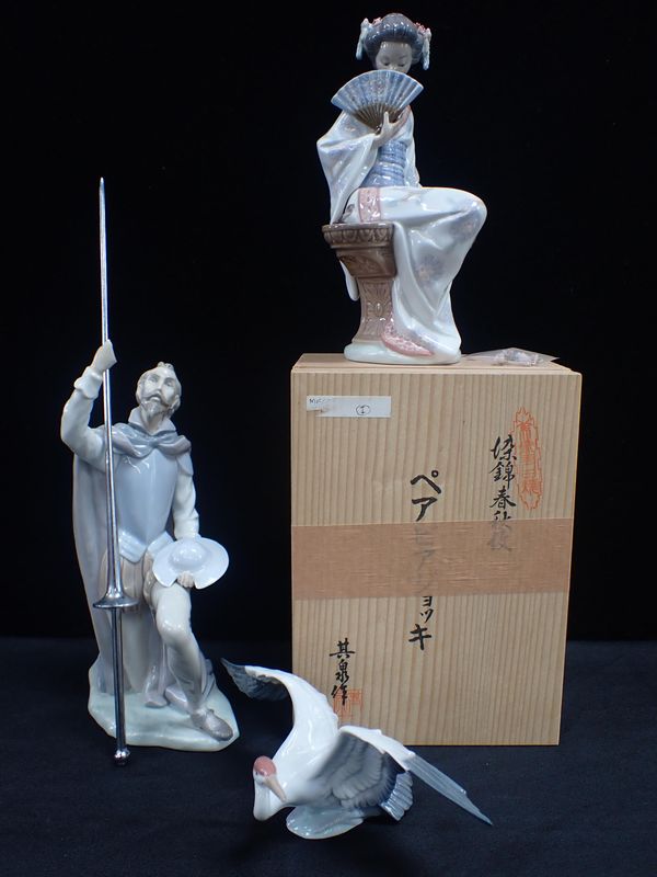 A LLADRO PORCELAIN FIGURE OF A SEATED JAPANESE LADY