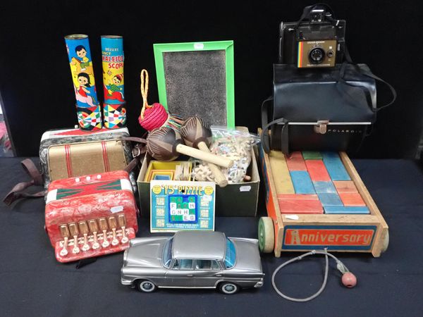 A COLLECTION OF VINTAGE TOYS