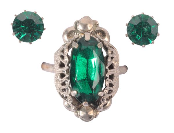 A GREEN PASTE COCKTAIL RING AND EARRINGS SUITE