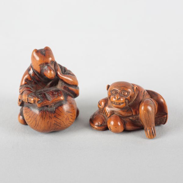 A JAPANESE CARVED WOOD NETSUKE
