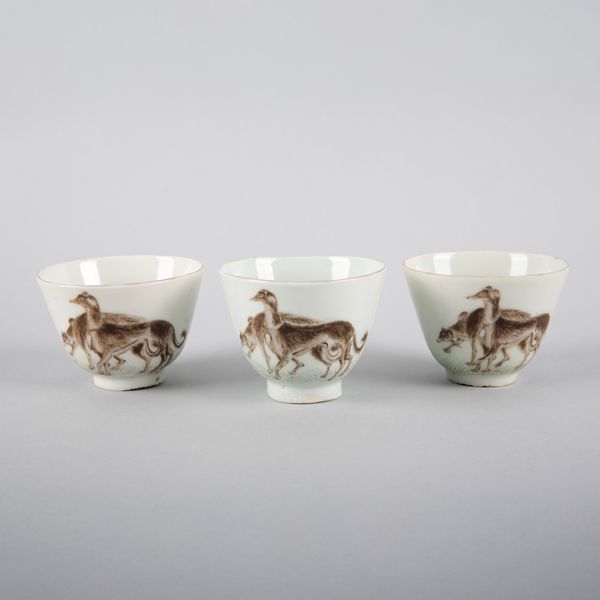 A SET OF THREE CHINESE EXPORT PORCELAIN TEA BOWLS