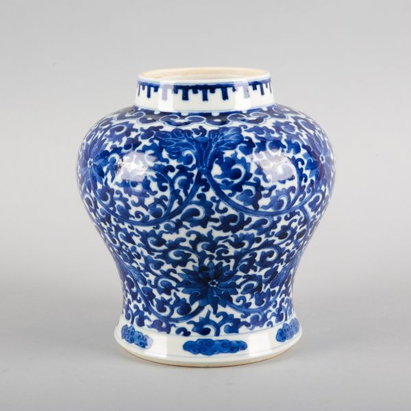 A CHINESE BLUE AND WHITE PORCELAIN BALUSTER VASE