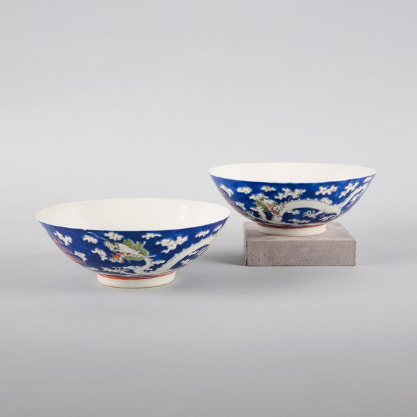 A PAIR OF CHINESE PORCELAIN 'DRAGON' BOWLS