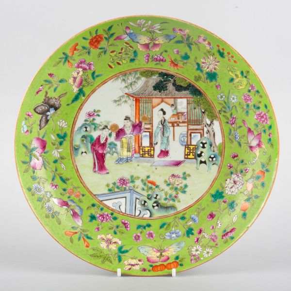 A CHINESE PORCELAIN FAMILLE ROSE CHARGER