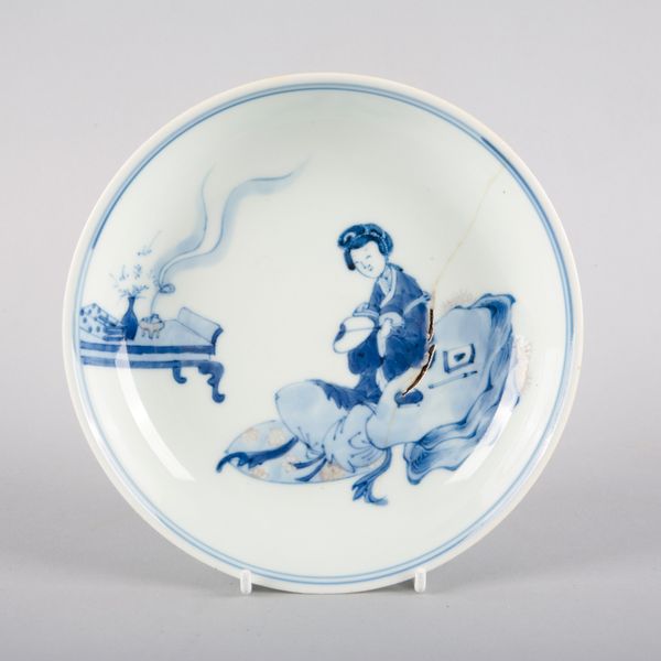 A CHINESE PORCELAIN BLUE AND WHITE DISH