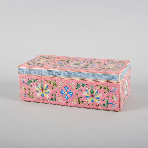A CHINESE PORCELAIN YANGCAI BOX AND COVER