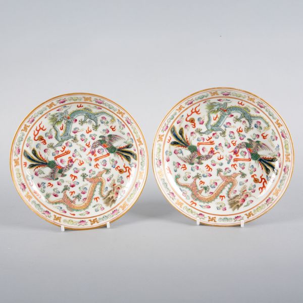 A PAIR OF CHINESE FAMILLE ROSE PORCELAIN DISHES