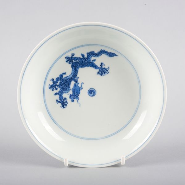 A CHINESE BLUE AND WHITE PORCELAIN DISH