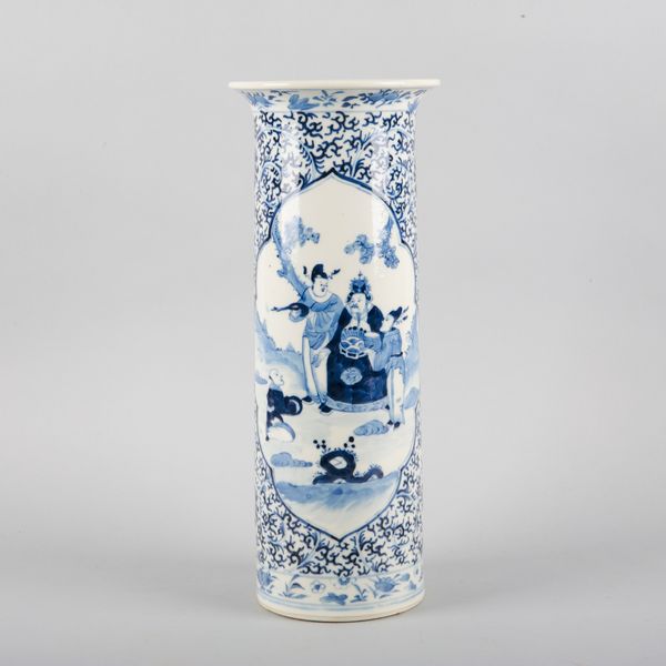 A CHINESE PORCELAIN BLUE AND WHITE SLEEVE VASE