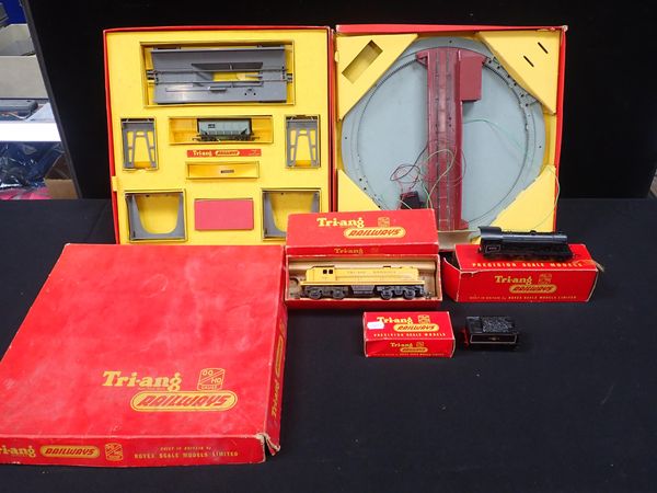 TRI-ANG RAILWAY ITEMS: ORE WAGON SET