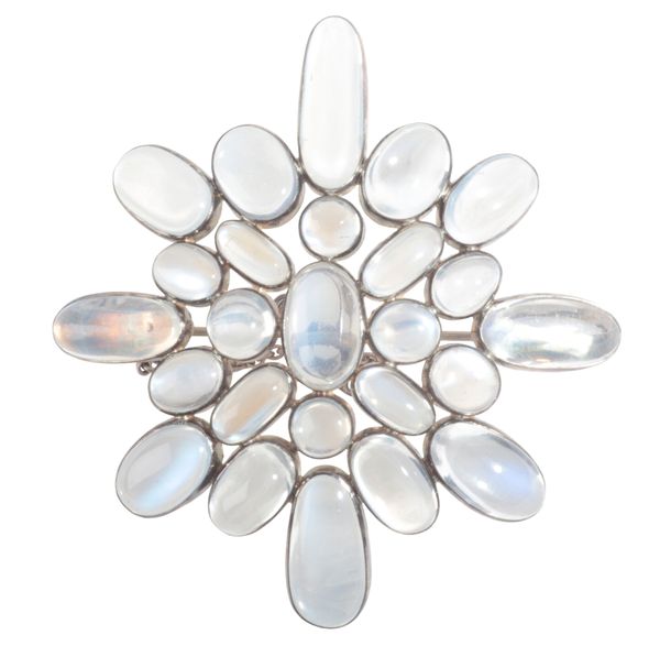 A MOONSTONE BROOCH