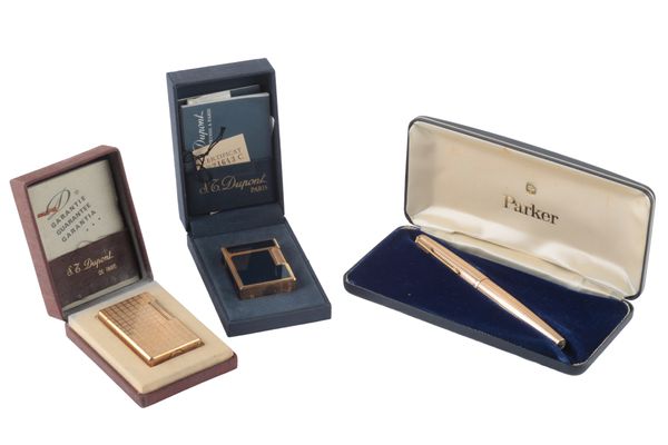 DUPONT, PARIS: A GOLD-PLATED CIGARETTE LIGHTER