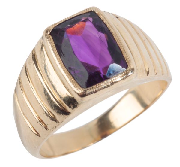 A VINTAGE AMETHYST DRESS RING