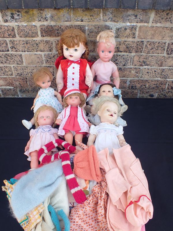 A QUANTITY OF VINTAGE DOLLS AND CLOTHES