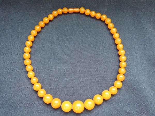 AN AMBER NECKLACE, OF GRADUATED ROUND BEADS