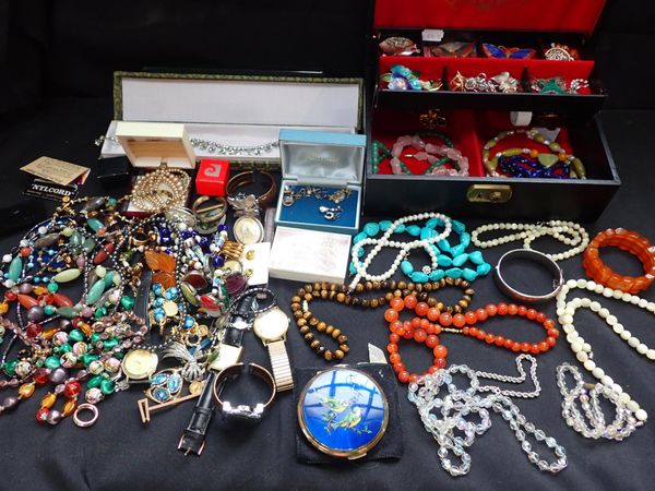 A COLLECTION OF COSTUME JEWELLERY