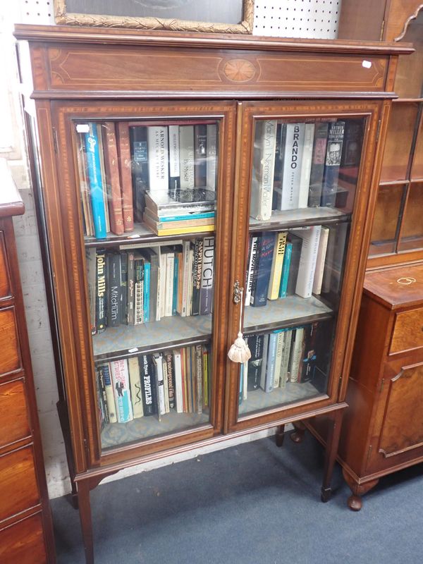 AN EDWARDIAN INLAID MAHOGANY DISPLAY CABINET