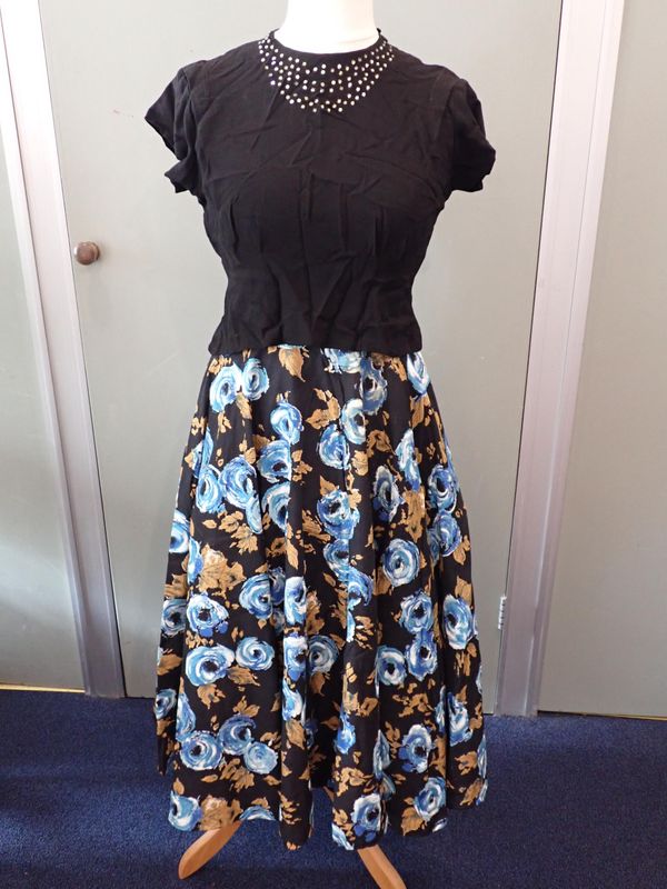 A 195Os VINTAGE LILYWHITES SKIRT, IN HORROCKSES STYLE FABRIC