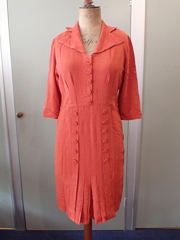 A 1930s CREPE DE CHINE DAY DRESS